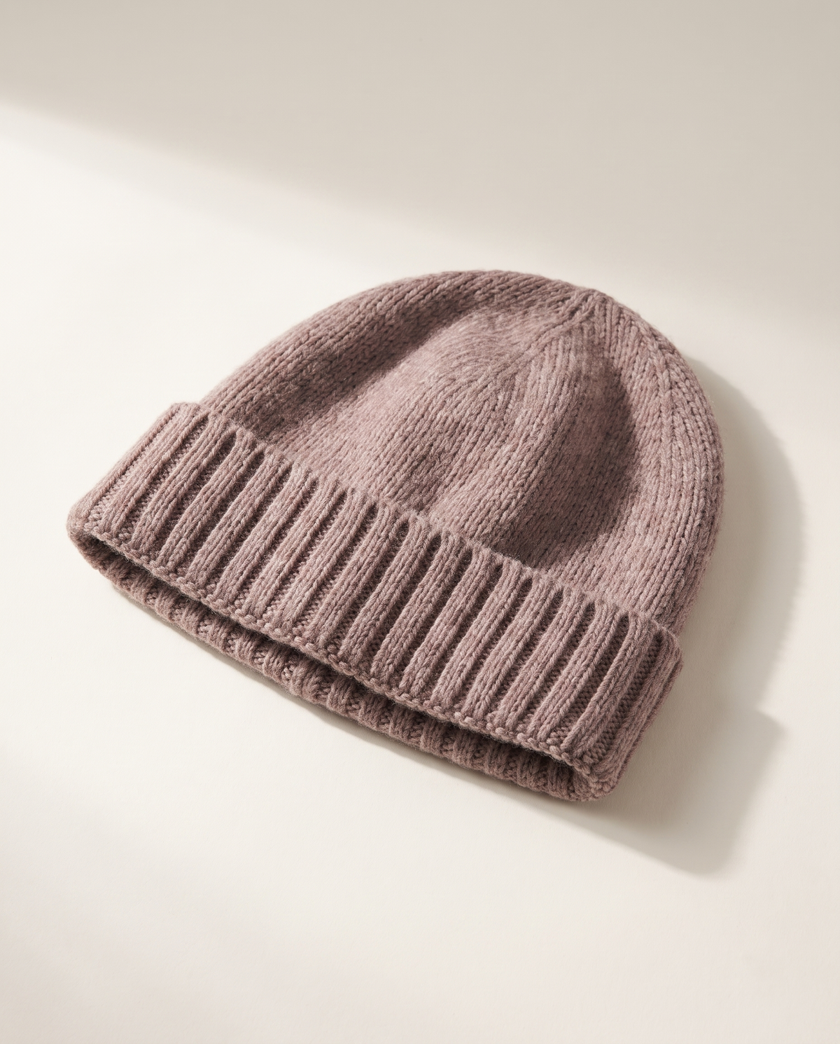 The Fairfax cashmere beanie with its ribbed edge